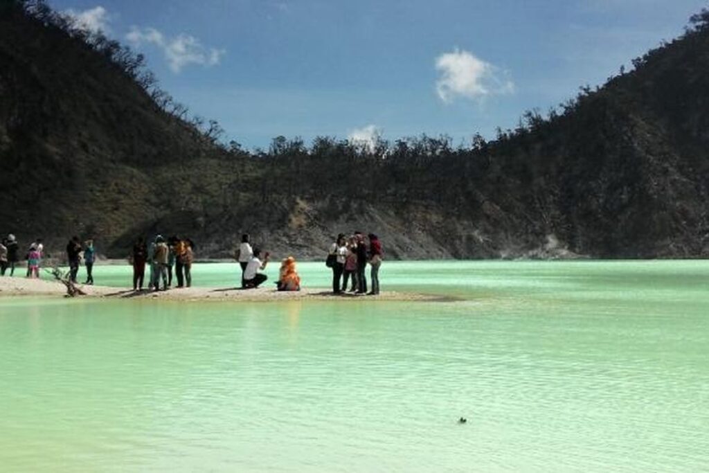 Kawah Putih Bandung Bikin Terpukau! Pesona Alam Ciwidey Ini Wajib Masuk Wishlist