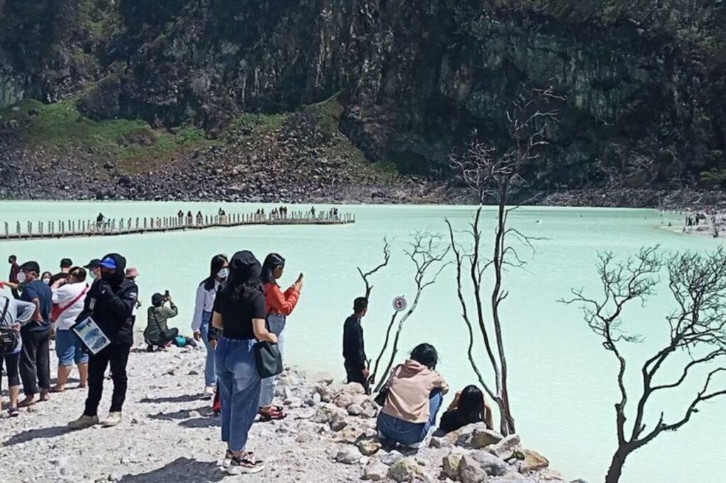 Kawah Putih Bandung Bikin Terpukau! Pesona Alam Ciwidey Ini Wajib Masuk Wishlist