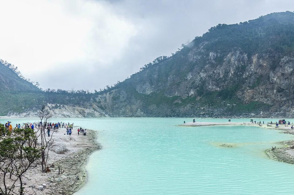 Kawah Putih Bandung Bikin Terpukau! Pesona Alam Ciwidey Ini Wajib Masuk Wishlist