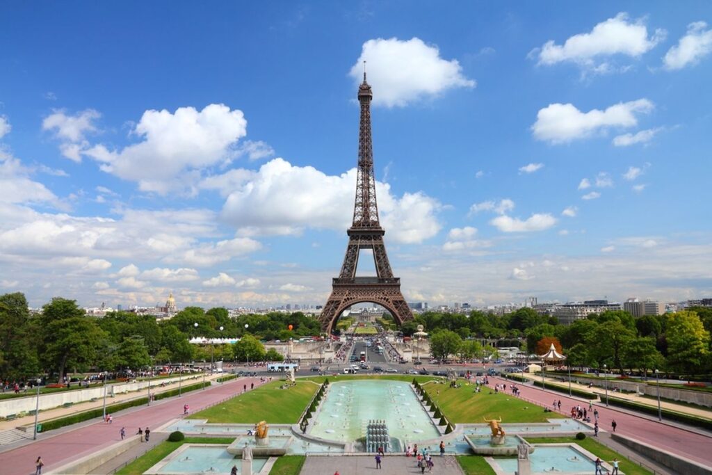Jangan Langsung ke Menara Eiffel! Tips Penting Ini Bisa Menyelamatkan Liburan Anda