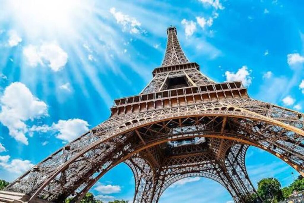Jangan Langsung ke Menara Eiffel! Tips Penting Ini Bisa Menyelamatkan Liburan Anda