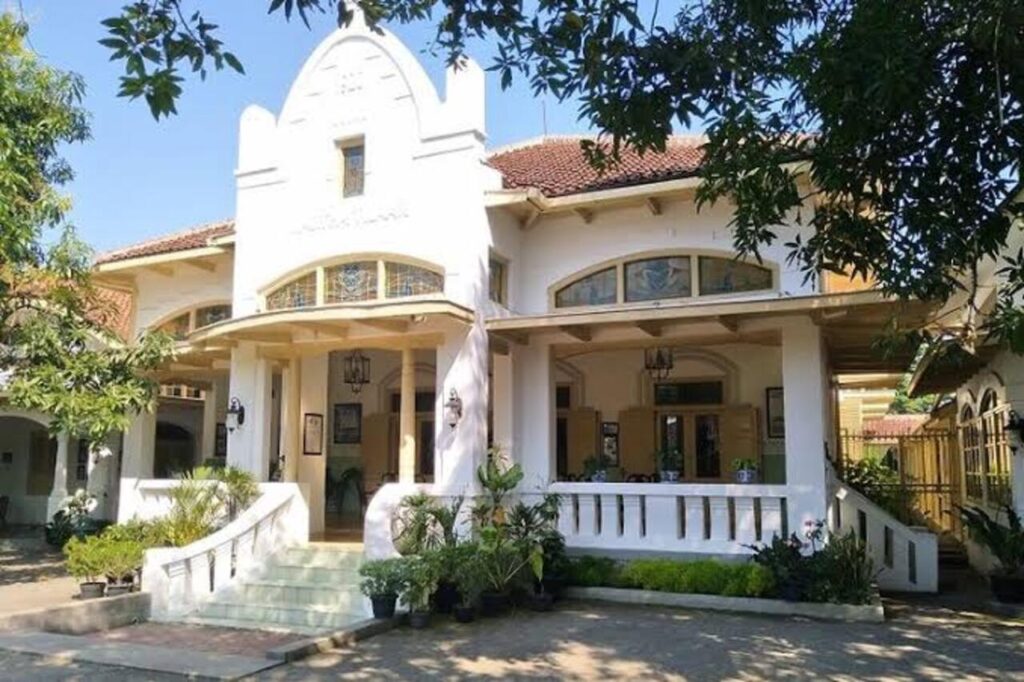 Penuh Cerita Masa Lalu! Roemah Martha Tilaar Jadi Destinasi Wisata Sejarah yang Menarik