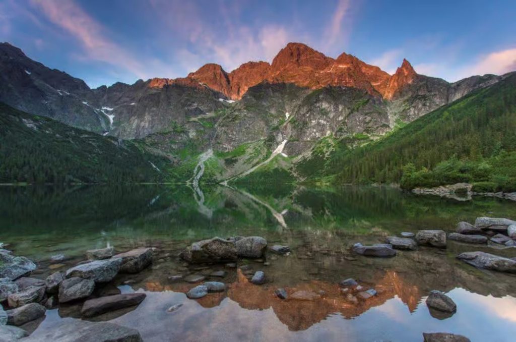 Liburan ke Krakow? Taman Nasional Tatra Punya Pemandangan Pegunungan yang Bikin Terpukau!