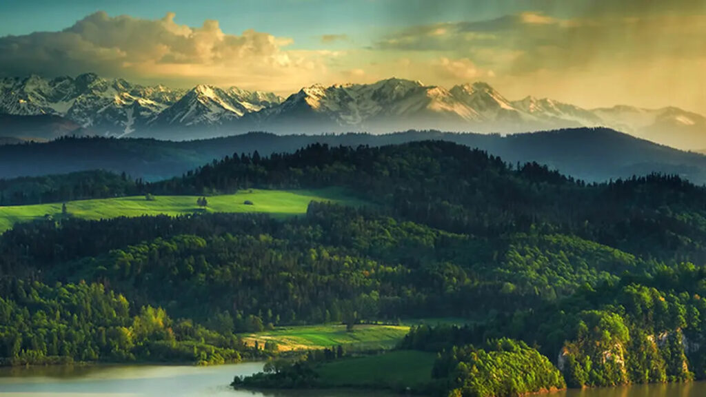 Liburan ke Krakow? Taman Nasional Tatra Punya Pemandangan Pegunungan yang Bikin Terpukau!